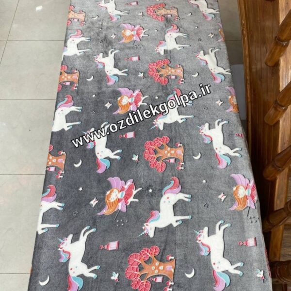 پتو ژله ای مسافرتی شبرنگ یکنفره طرح اسب تک شاخ طوسی